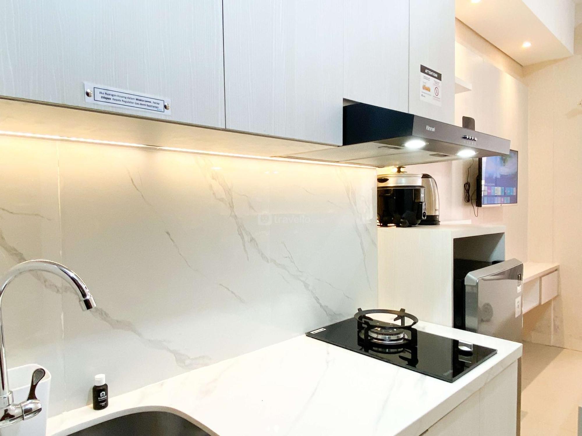 Homey And Minimalist Transpark Juanda Timur By Travelio Apartemen